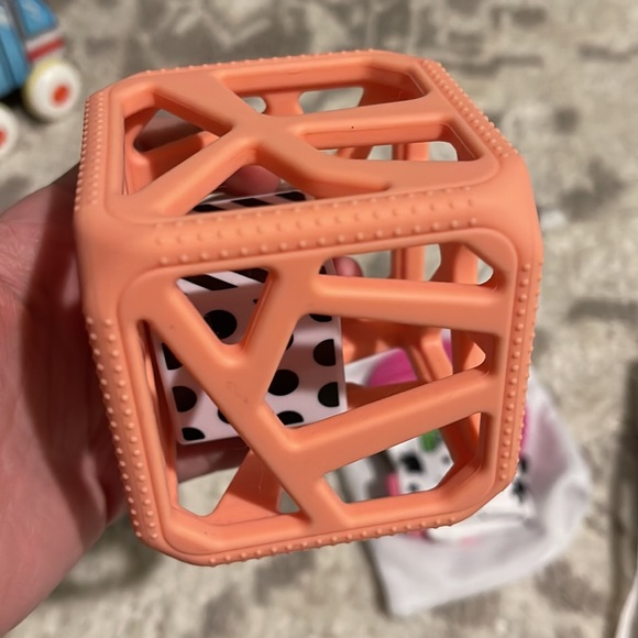 Baby teether set.  Bibs pacifiers (6-18m), munch mitt, teether toy & hand rattle - Picture 6 of 8